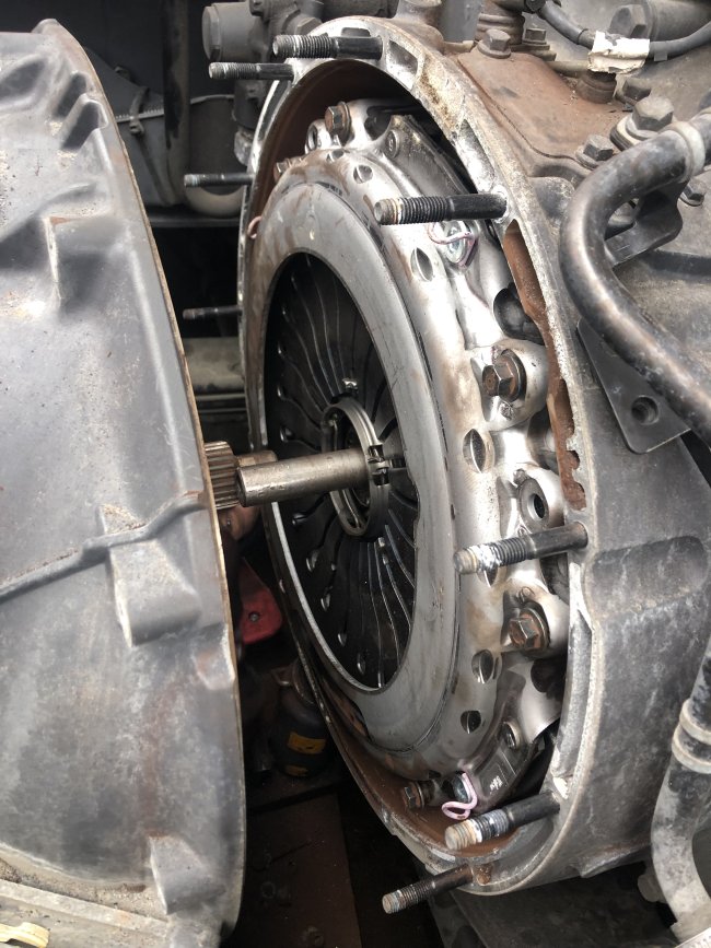 łożysko sprzęgła w samochodzie ciężarowym